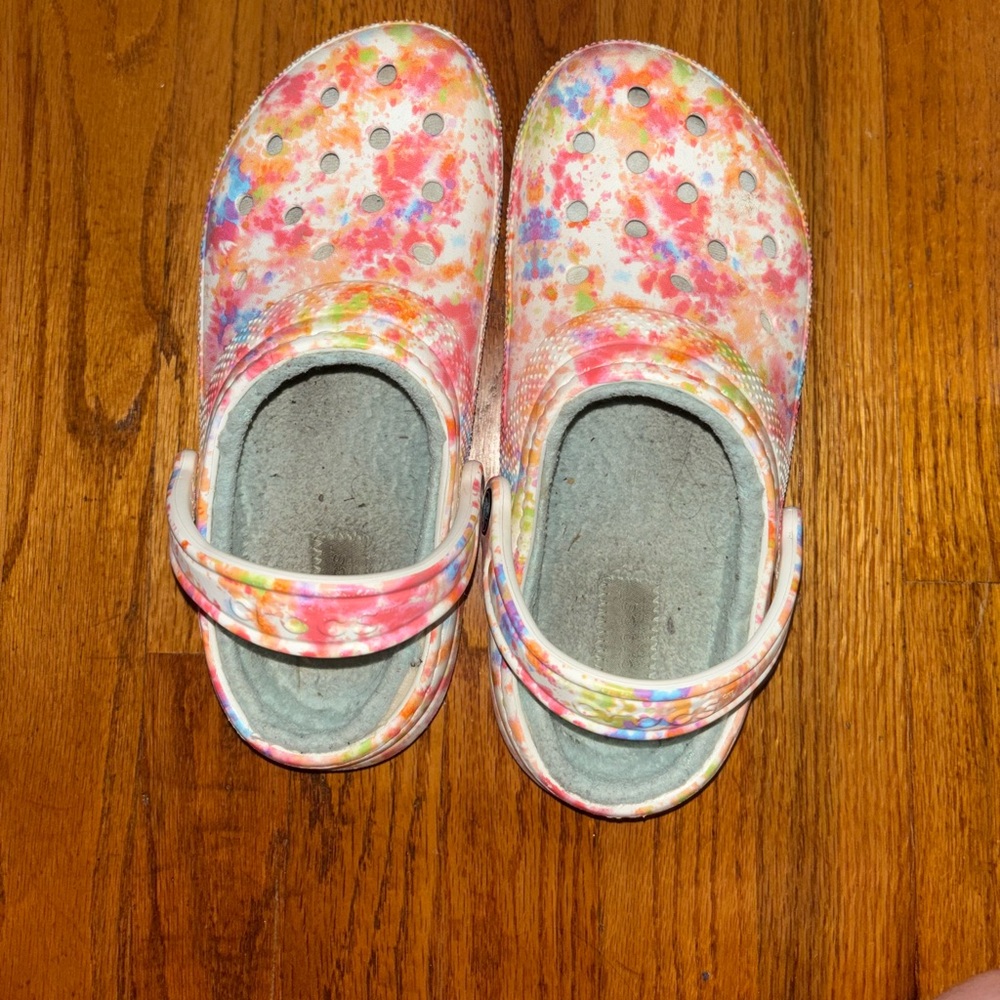 Colorful Crocs with lining in very good condition